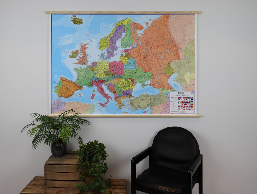 Carte murale plastifiée avec lattes de maintien en bois - Europe politique (en anglais) - 165 x 120 cm | Maps International carte murale roulée (en tube) Maps International