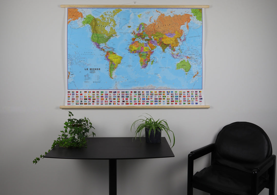 Carte murale plastifiée avec lattes de maintien en bois - Monde politique, avec bande de drapeaux - 1/30M (136 x 100 cm) | Maps International carte murale roulée (en tube) Maps International