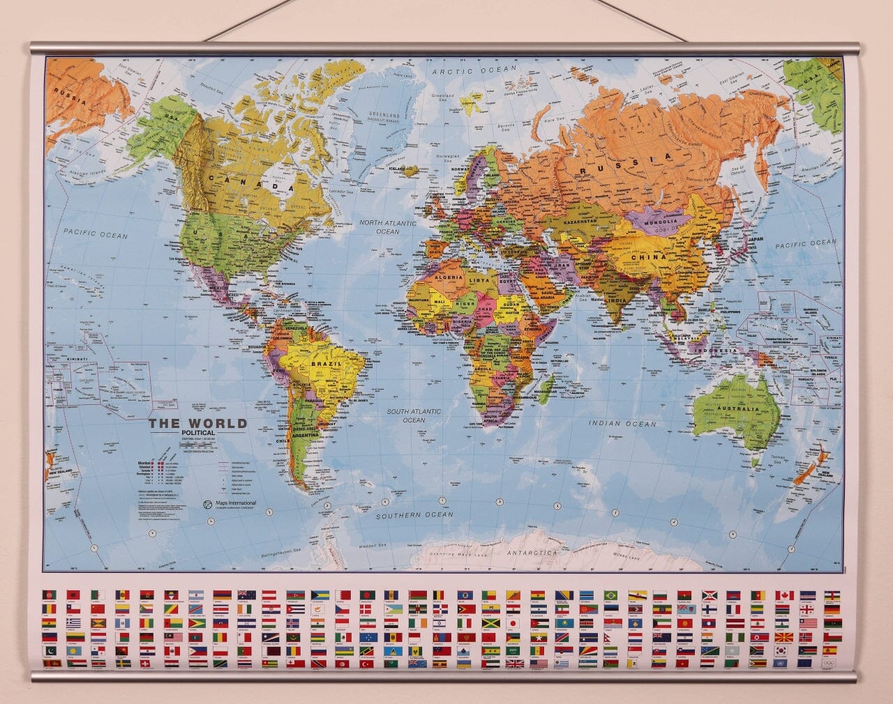 Carte murale plastifiée (en anglais) - Monde politique, avec lattes métalliques de maintien - 1/60M (69 x 53 cm) | Maps International carte murale roulée (en tube) Maps International