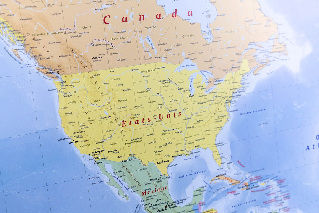 Planisphère en français avec cadre en chêne - 143 x 103 cm | GeoMetro carte murale livrée à plat GeoMetro