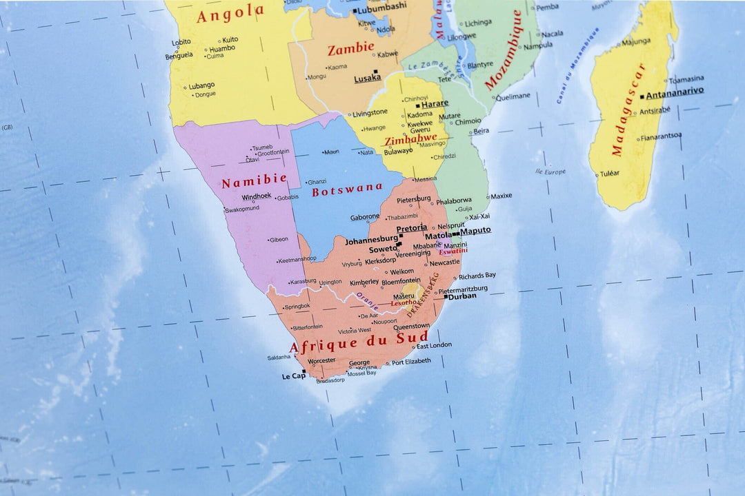 Planisphère en français avec cadre en chêne - 143 x 103 cm | GeoMetro carte murale livrée à plat GeoMetro