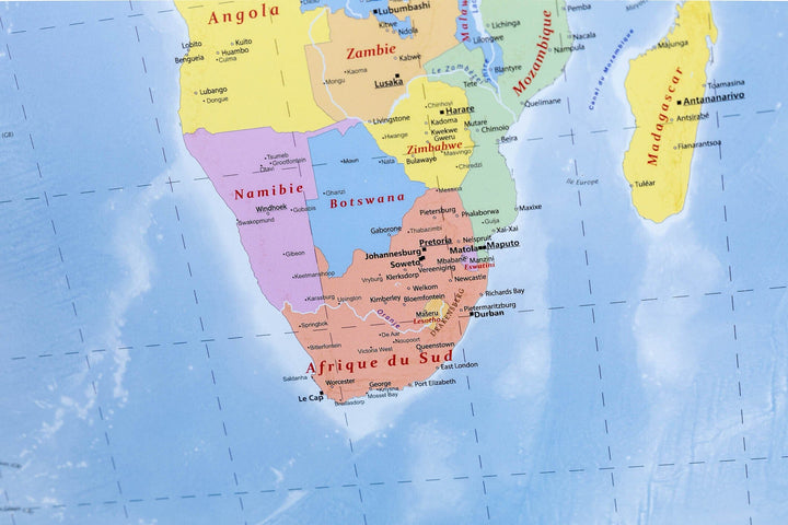 Planisphère en français avec cadre en chêne - 143 x 103 cm | GeoMetro carte murale livrée à plat GeoMetro