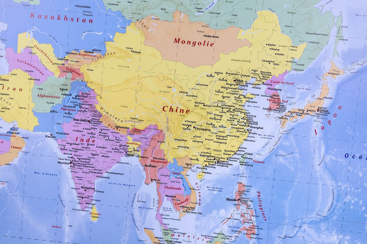 Planisphère en français avec cadre en chêne - 143 x 103 cm | GeoMetro carte murale livrée à plat GeoMetro