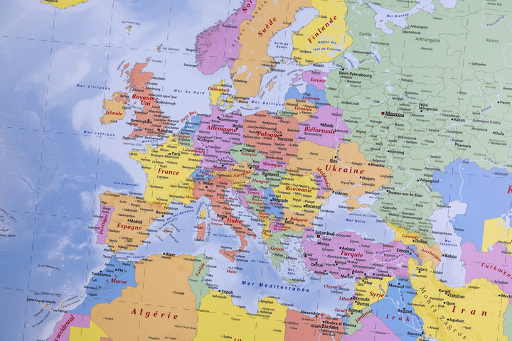 Planisphère en français avec cadre en chêne - 143 x 103 cm | GeoMetro carte murale livrée à plat GeoMetro