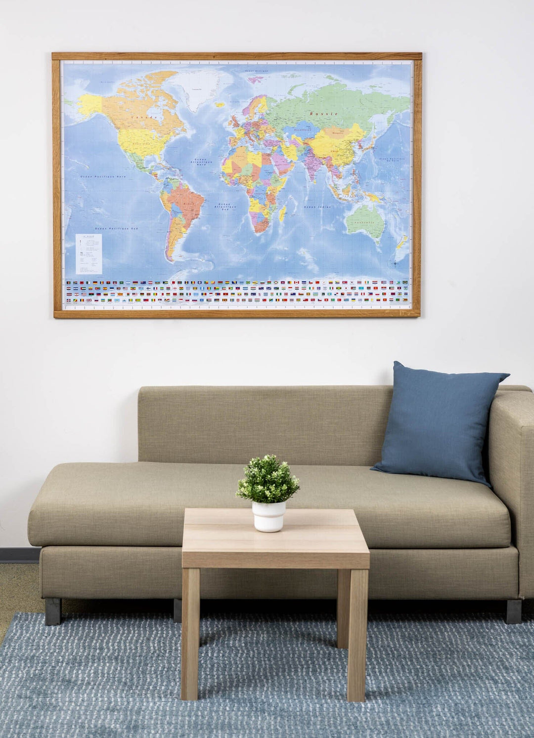 Planisphère en français avec cadre en chêne - 143 x 103 cm | GeoMetro carte murale livrée à plat GeoMetro