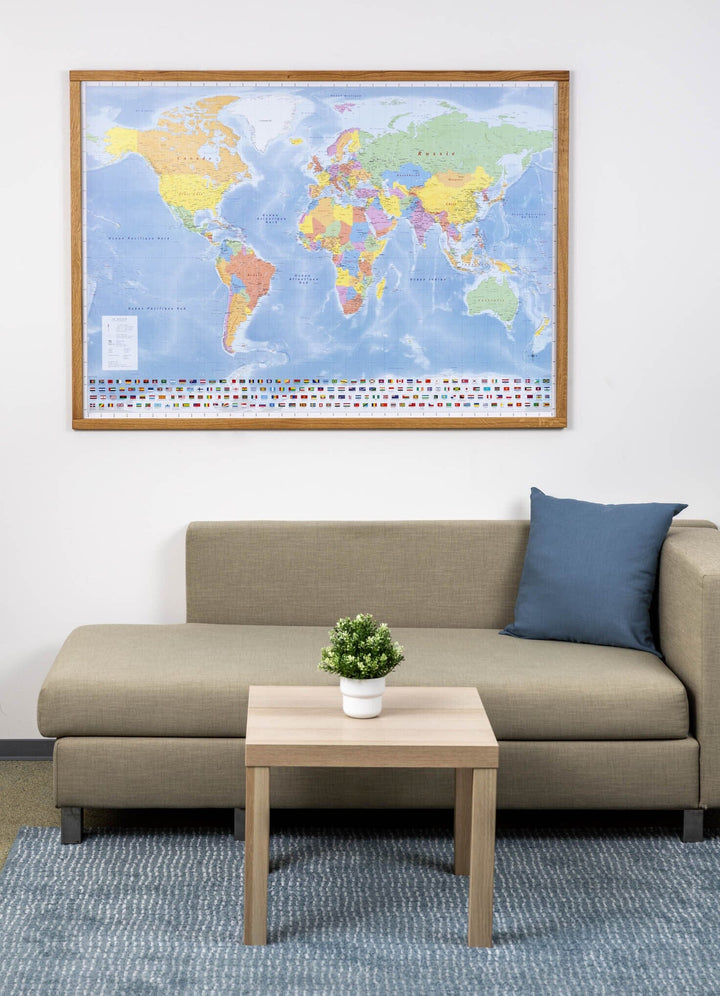 Planisphère en français avec cadre en chêne - 143 x 103 cm | GeoMetro carte murale livrée à plat GeoMetro