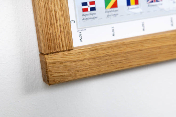 Planisphère en français avec cadre en chêne - 143 x 103 cm | GeoMetro carte murale livrée à plat GeoMetro