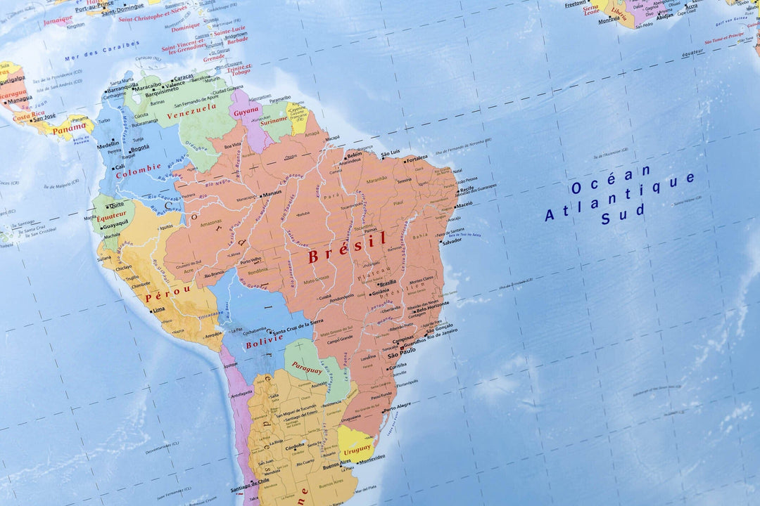 Planisphère en français avec cadre en chêne - 143 x 103 cm | GeoMetro carte murale livrée à plat GeoMetro