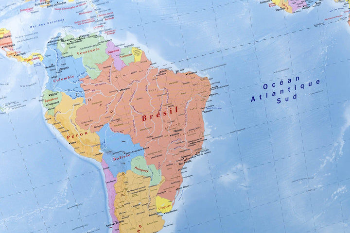 Planisphère en français avec cadre en chêne - 143 x 103 cm | GeoMetro carte murale livrée à plat GeoMetro