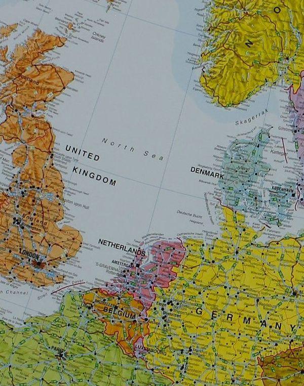 Carte murale plastifiée avec lattes de maintien en bois - Europe politique (en anglais) - 165 x 120 cm | Maps International carte murale roulée (en tube) Maps International