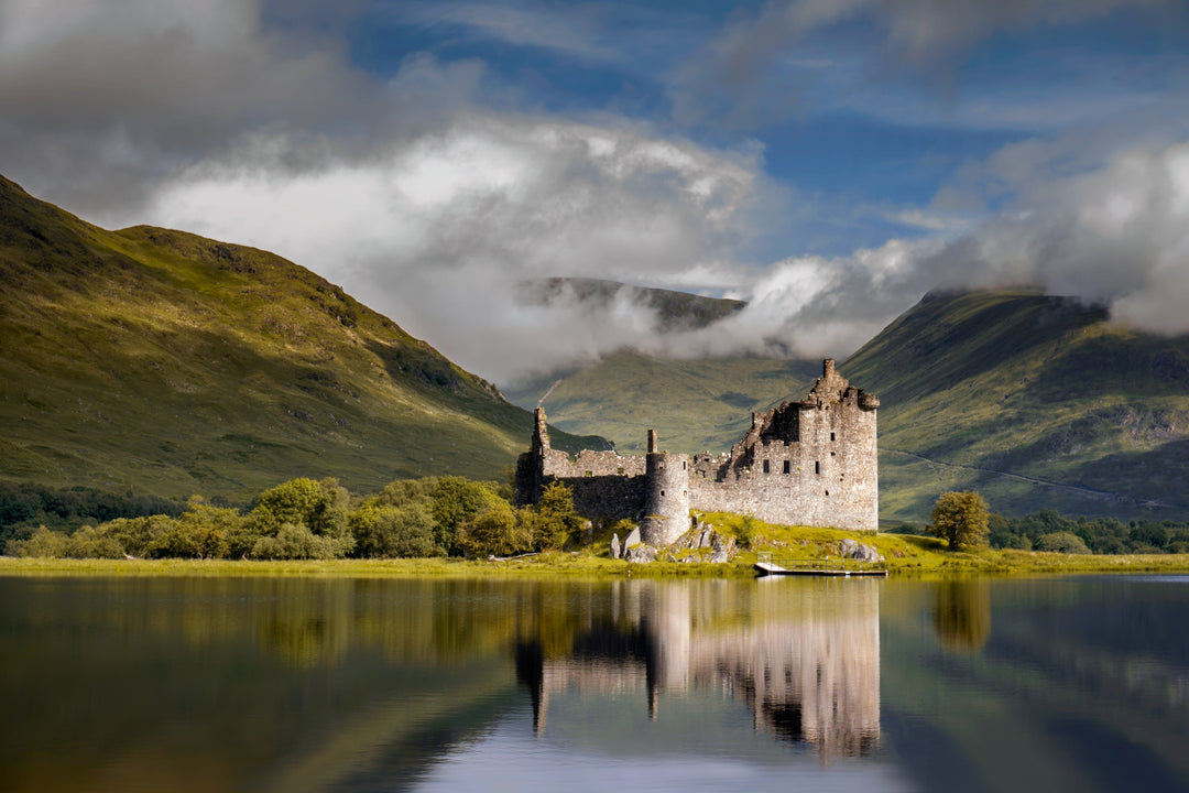 Le Kilchurn Castle qui se reflète sur le lac Lochawe en Ecosse