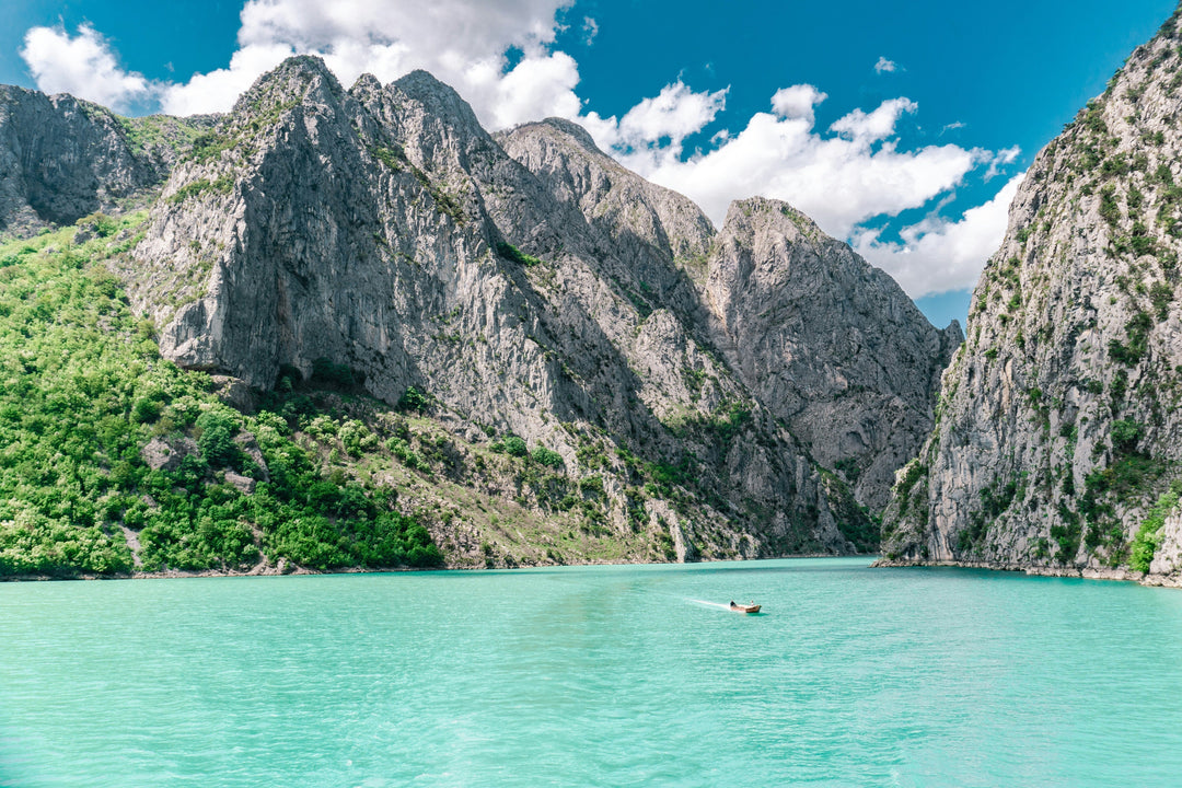 Lac Komani en Albanie
