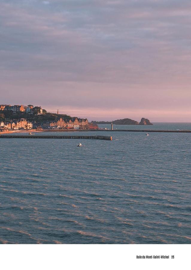 Beau livre - GR®34: Le sentier des Douaniers de la baie du mont-Saint-Michel à Saint-Nazaire | Glénat beau livre Glénat 