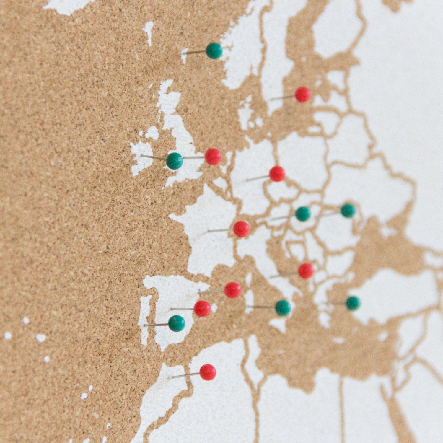 Carte du monde en liège - couleur naturelle, impression blanc (45 x 30 cm) | Miss Wood carte murale livrée à plat Miss Wood