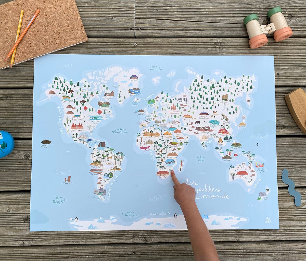 Carte du monde illustrée - 56 merveilles à explorer (affiche) | Papier Curieux carte murale roulée (en tube) Papier Curieux