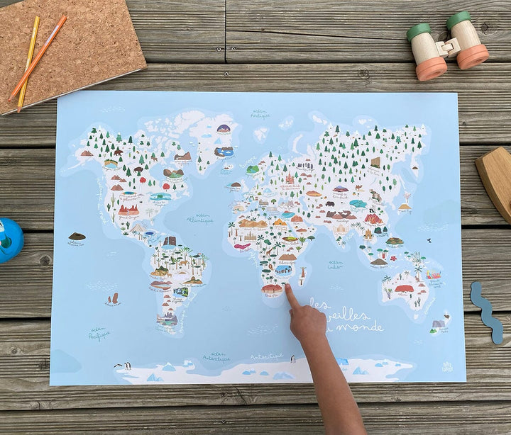 Carte du monde illustrée - 56 merveilles à explorer (affiche) | Papier Curieux carte murale roulée (en tube) Papier Curieux