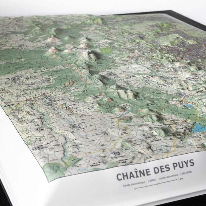 Carte en relief - Chaîne des Puys, Faille de la Limagne - 50 x 70 x 3 cm | Dénivelés Editions carte en relief Dénivelés Editions 