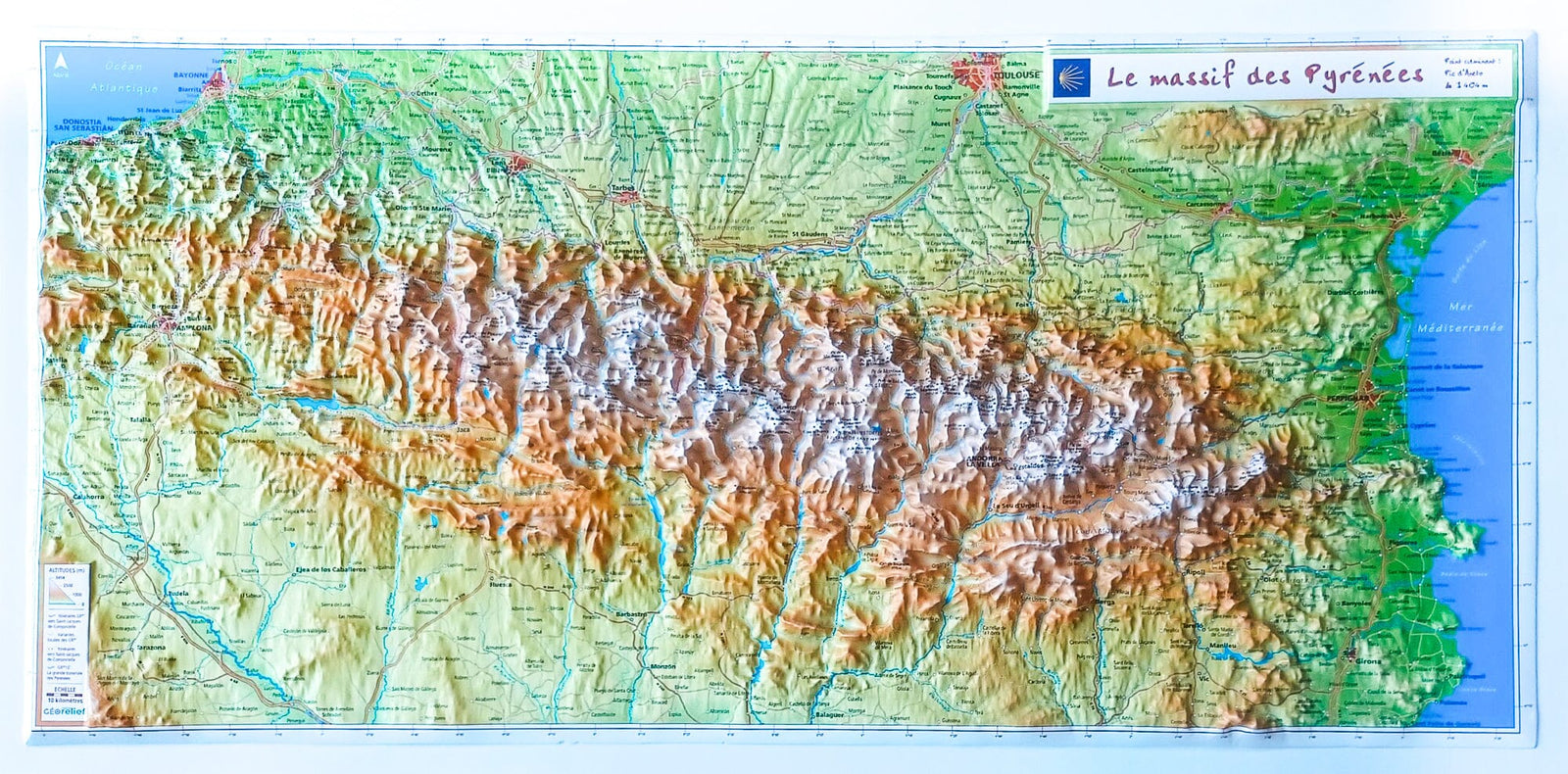 Carte en relief - Le massif des Pyrénées et les chemins vers Saint-Jacques de Compostelle - 62 X 31 cm | Relief Editions carte en relief Reliefs Editions