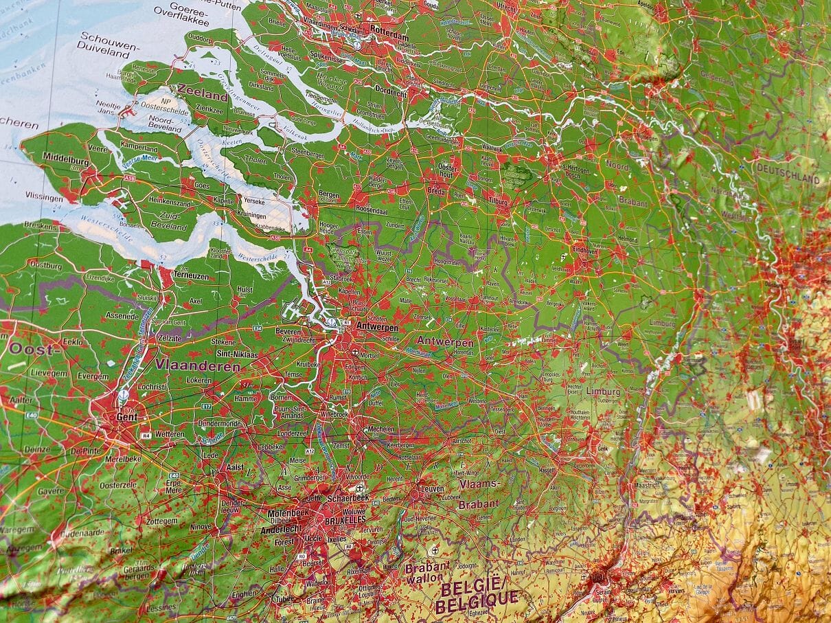 Carte murale en relief - Benelux (en anglais), avec cadre aluminium - 77 x 57 cm | Georelief carte en relief Georelief