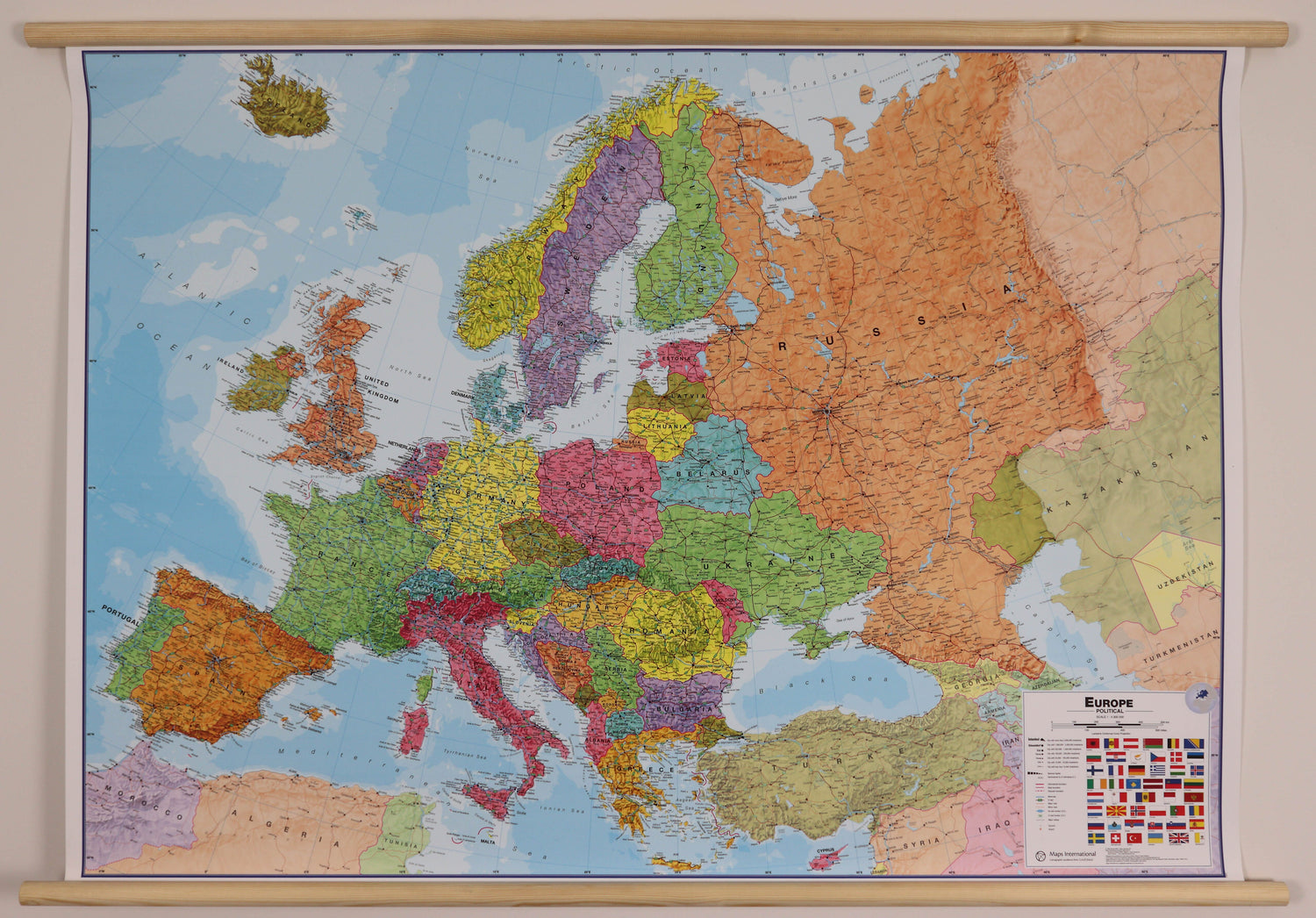 Carte murale plastifiée avec lattes de maintien en bois - Europe politique (en anglais) - 135 x 98 cm | Maps International carte murale roulée (en tube) Maps International
