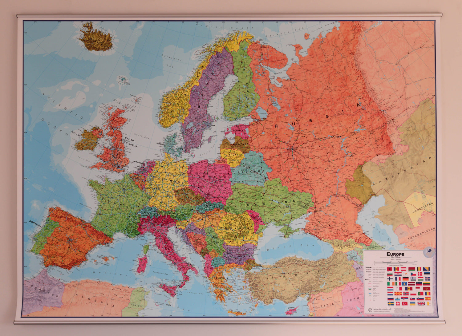 Carte murale plastifiée avec profilés aluminium - Europe politique (en anglais) - 165 x 120 cm | Maps International carte murale roulée (en tube) Maps International