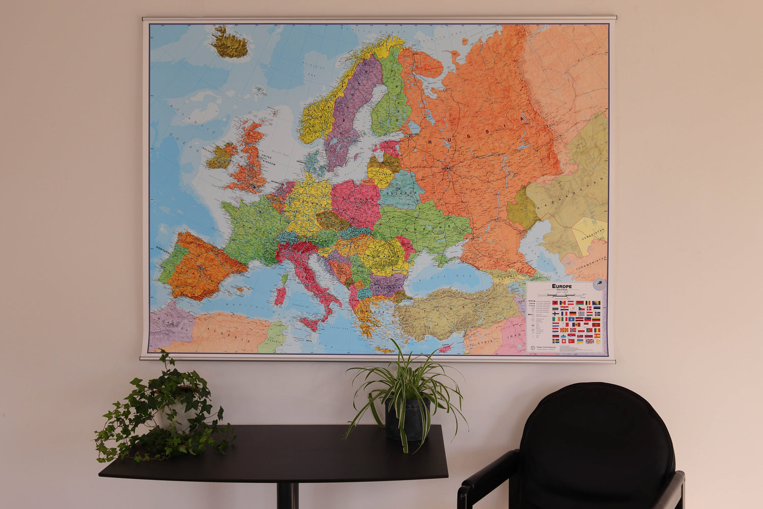 Carte murale plastifiée avec profilés aluminium - Europe politique (en anglais) - 165 x 120 cm | Maps International carte murale roulée (en tube) Maps International