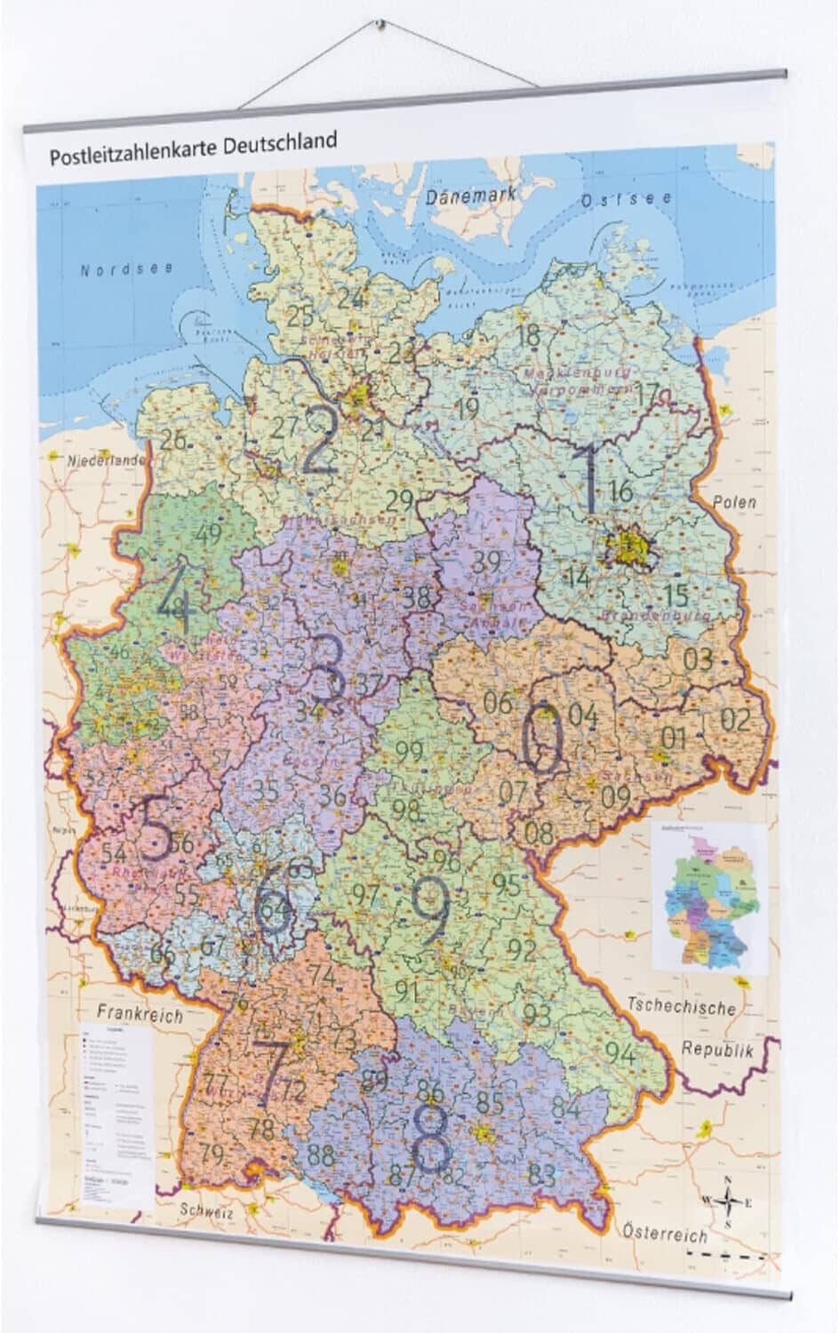 Carte murale plastifiée (en allemand) - Allemagne, avec codes postaux (100 x 140 cm) + baguettes métalliques | GeoMetro carte murale roulée (en tube) GeoMetro