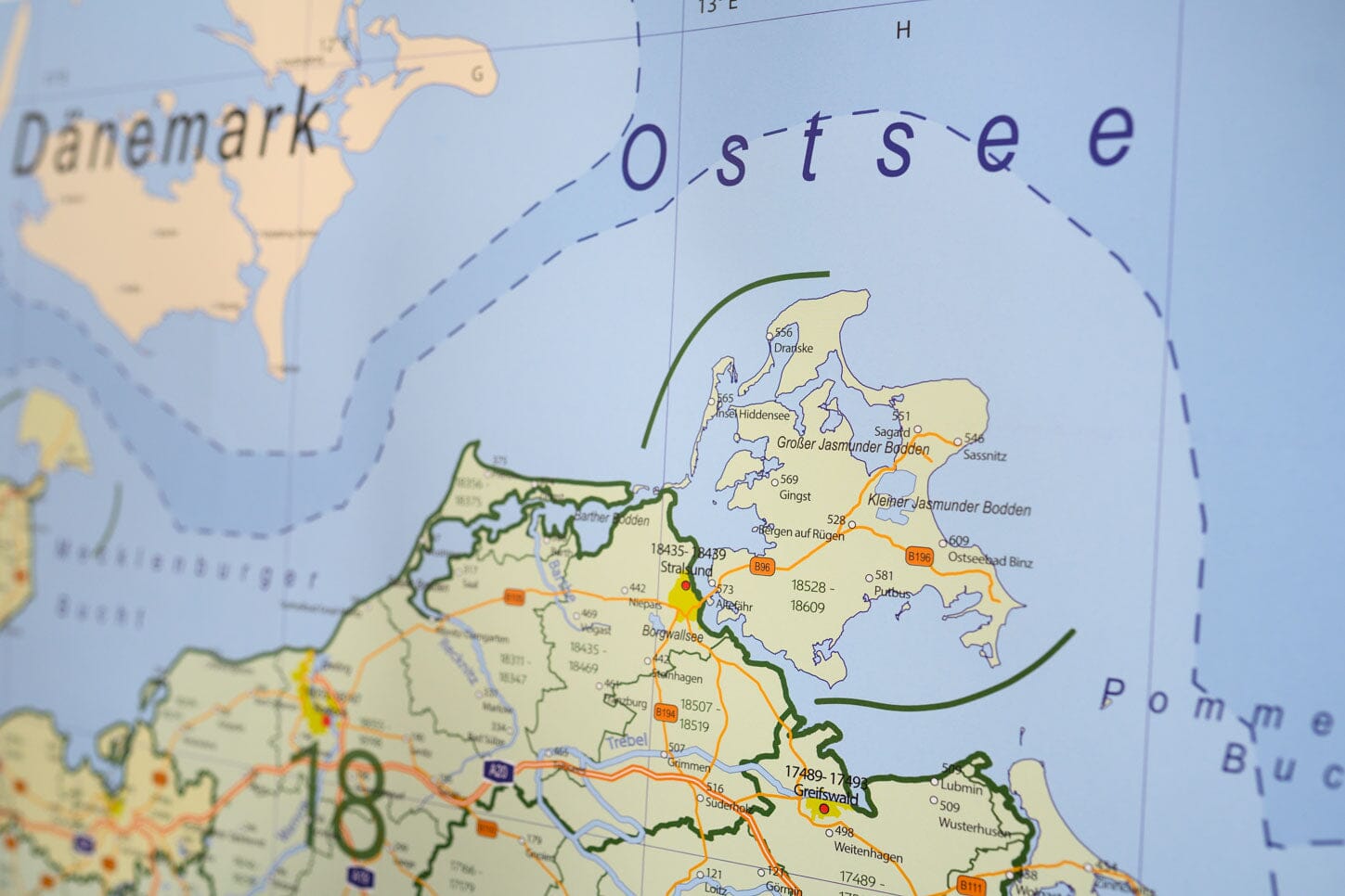 Carte murale plastifiée (en allemand) - Allemagne, avec codes postaux (100 x 140 cm) | GeoMetro carte murale roulée (en tube) GeoMetro