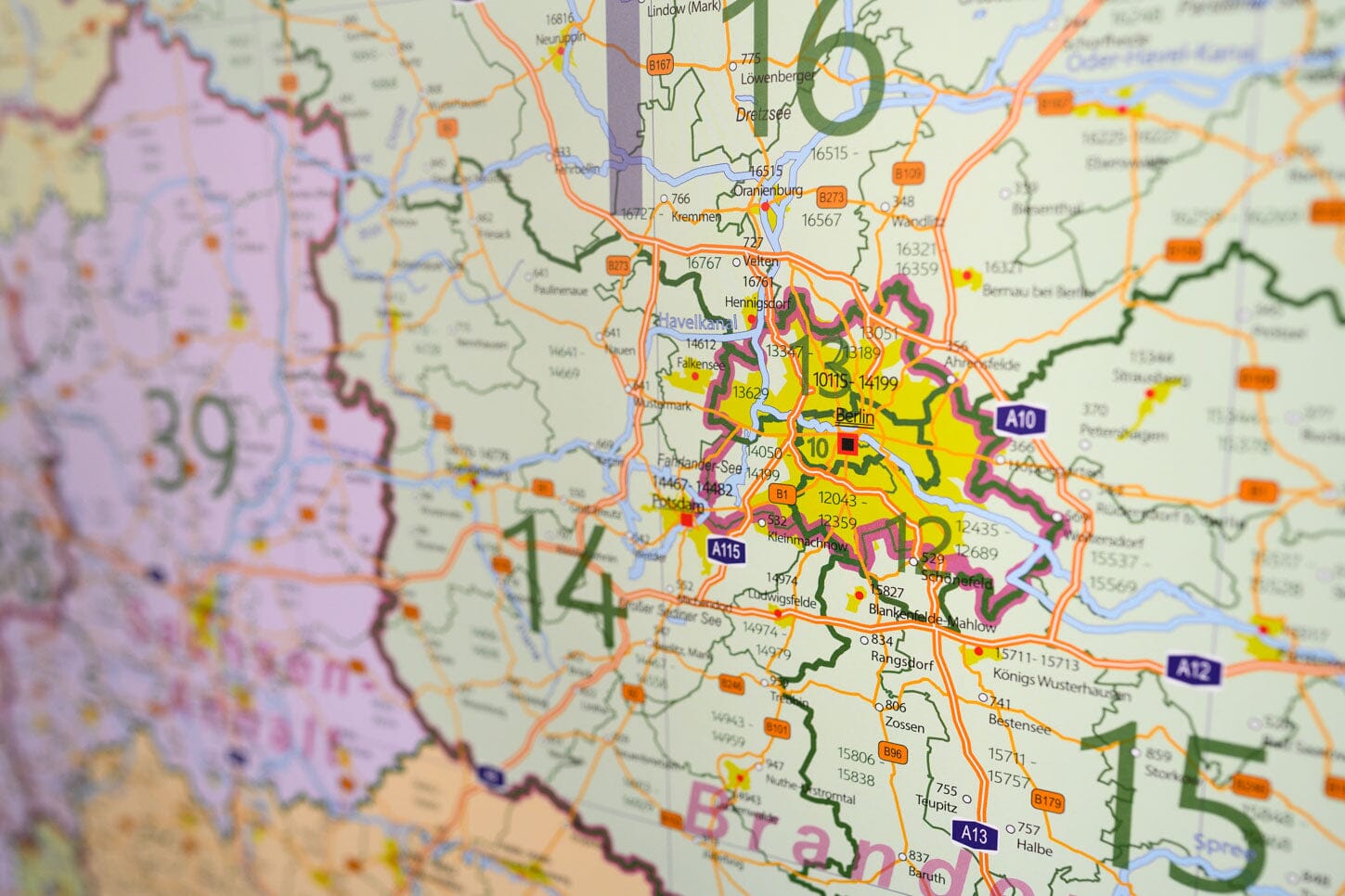 Carte murale plastifiée (en allemand) - Allemagne, avec codes postaux (100 x 140 cm) | GeoMetro carte murale roulée (en tube) GeoMetro