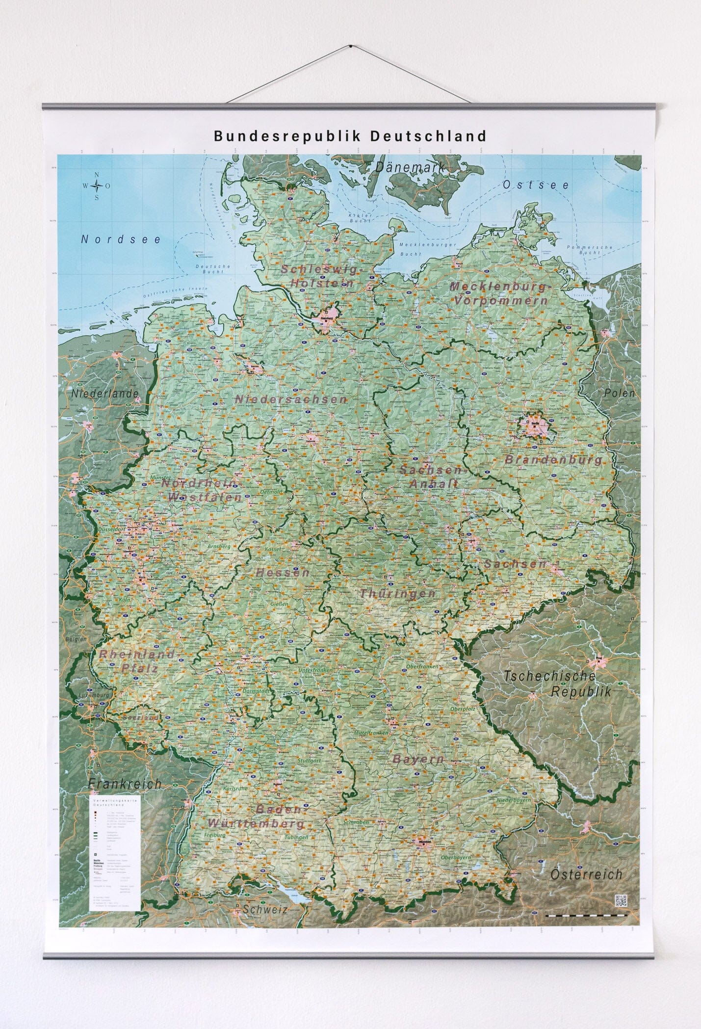 Carte murale plastifiée (en allemand) - Allemagne physique (100 x 140 cm), avec baguettes métalliques | GeoMetro carte murale roulée (en tube) GeoMetro