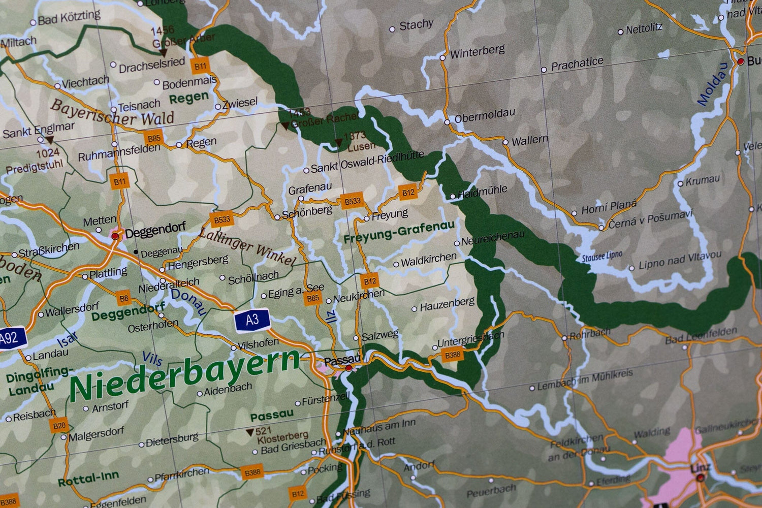 Carte murale plastifiée (en allemand) - Allemagne physique (100 x 140 cm), avec baguettes métalliques | GeoMetro carte murale roulée (en tube) GeoMetro