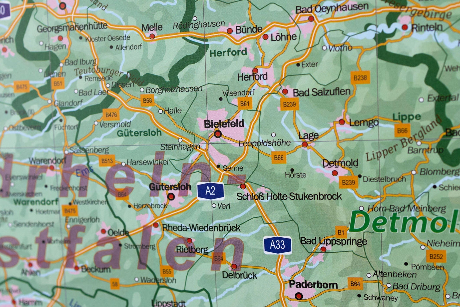 Carte murale plastifiée (en allemand) - Allemagne physique (100 x 140 cm), avec baguettes métalliques | GeoMetro carte murale roulée (en tube) GeoMetro