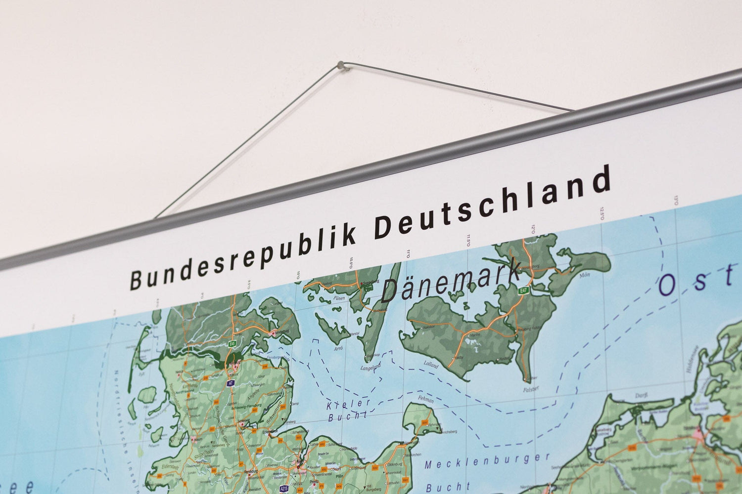 Carte murale plastifiée (en allemand) - Allemagne physique (100 x 140 cm), avec baguettes métalliques | GeoMetro carte murale roulée (en tube) GeoMetro