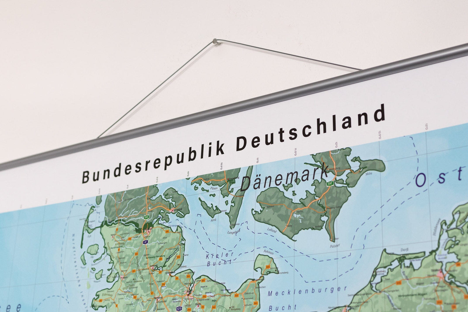 Carte murale plastifiée (en allemand) - Allemagne physique (100 x 140 cm), avec baguettes métalliques | GeoMetro carte murale roulée (en tube) GeoMetro