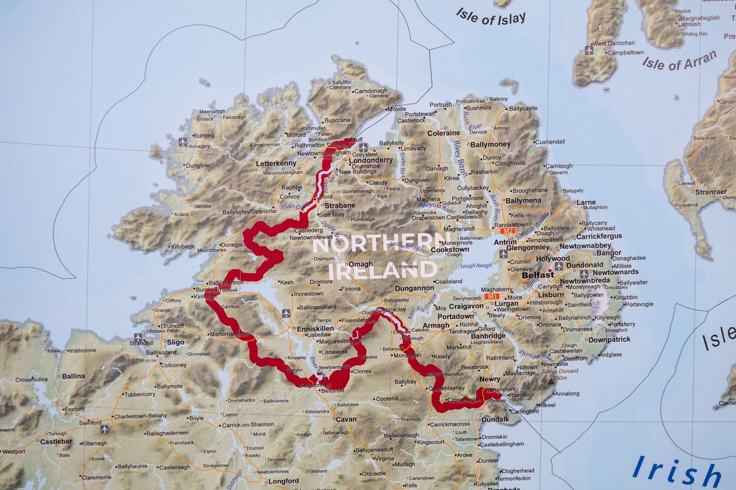 Carte murale plastifiée (en anglais) - Grande Bretagne politique et physique (100 x 140 cm) | GeoMetro carte murale roulée (en tube) GeoMetro