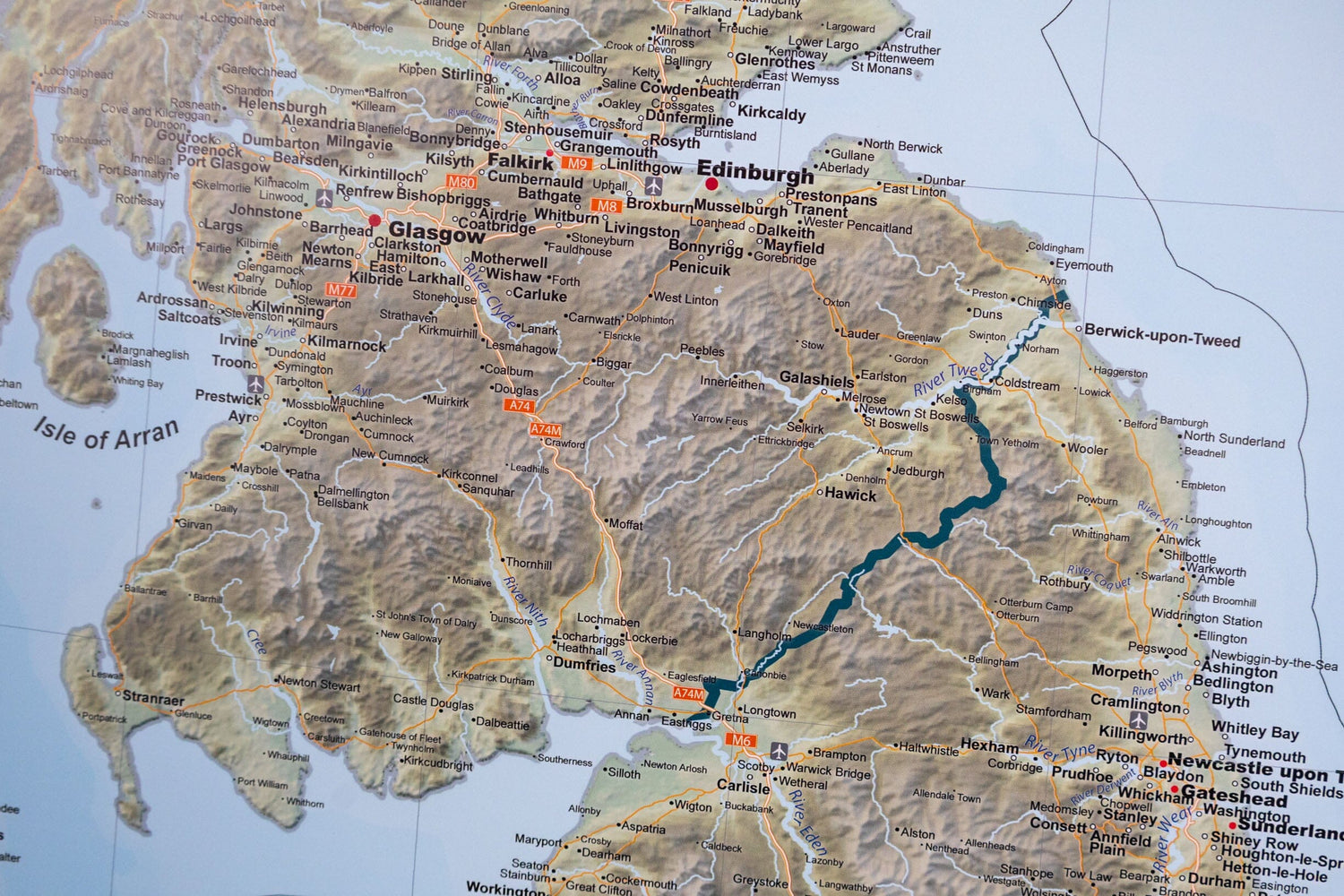 Carte murale plastifiée (en anglais) - Grande Bretagne politique et physique (100 x 140 cm) | GeoMetro carte murale roulée (en tube) GeoMetro