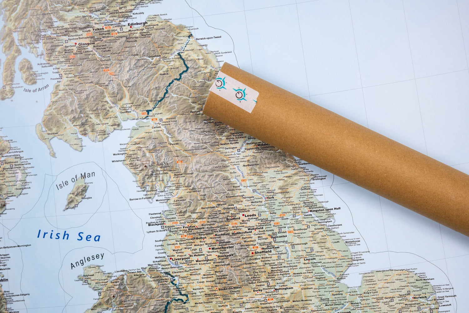 Carte murale plastifiée (en anglais) - Grande Bretagne politique et physique (100 x 140 cm) | GeoMetro carte murale roulée (en tube) GeoMetro