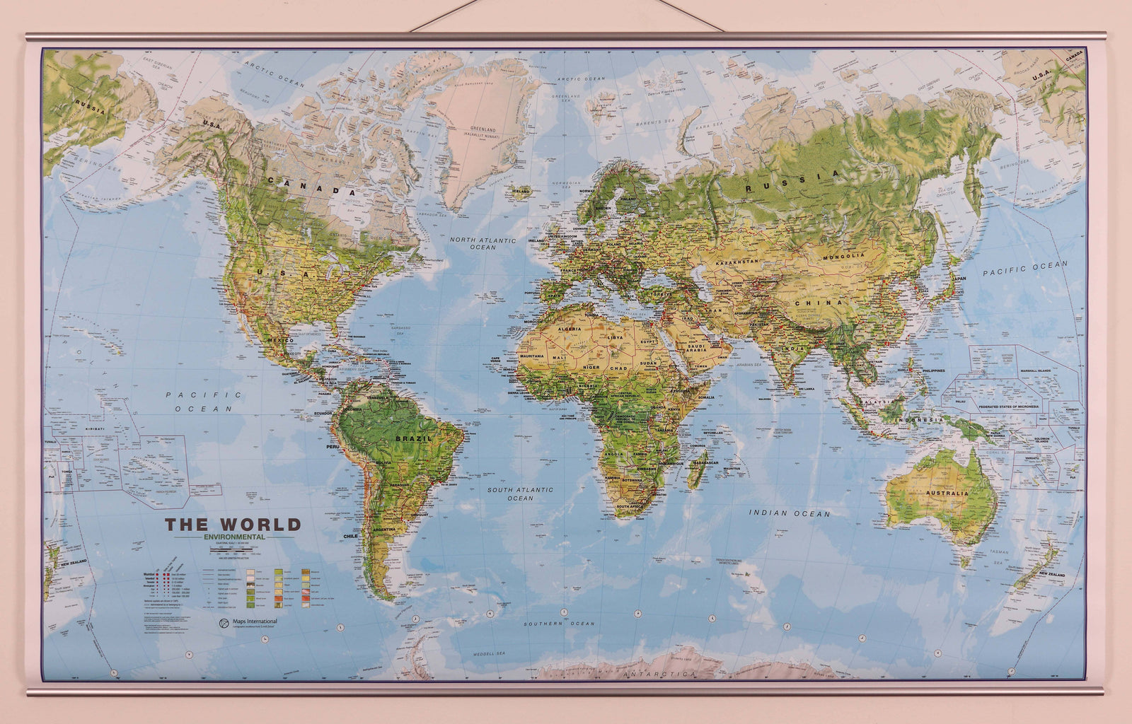 Carte murale plastifiée (en anglais) - Monde environnemental, avec lattes métalliques de maintien - 1/30M (136 x 86 cm) | Maps International carte murale roulée (en tube) Maps International