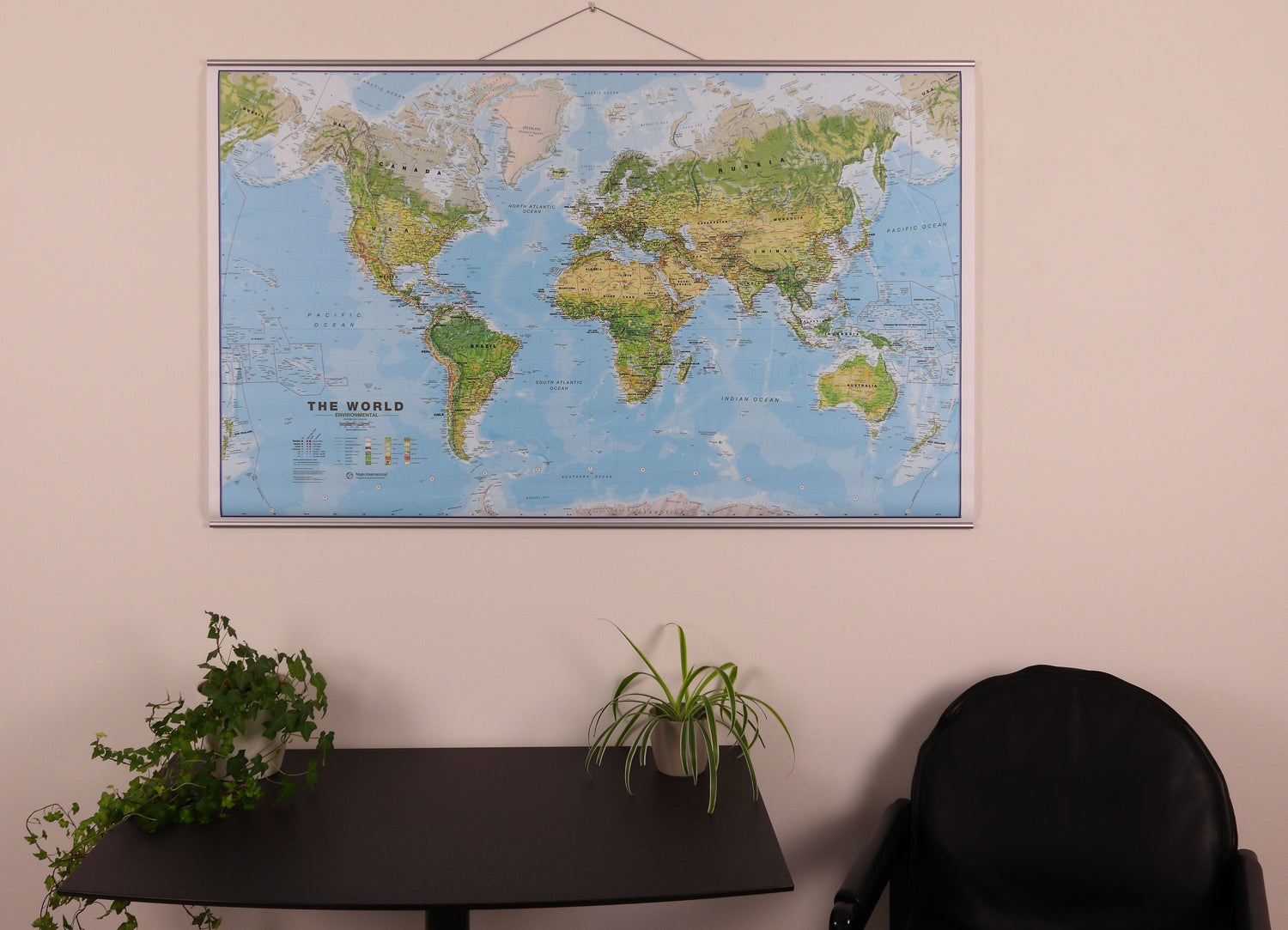 Carte murale plastifiée (en anglais) - Monde environnemental, avec lattes métalliques de maintien - 1/30M (136 x 86 cm) | Maps International carte murale roulée (en tube) Maps International