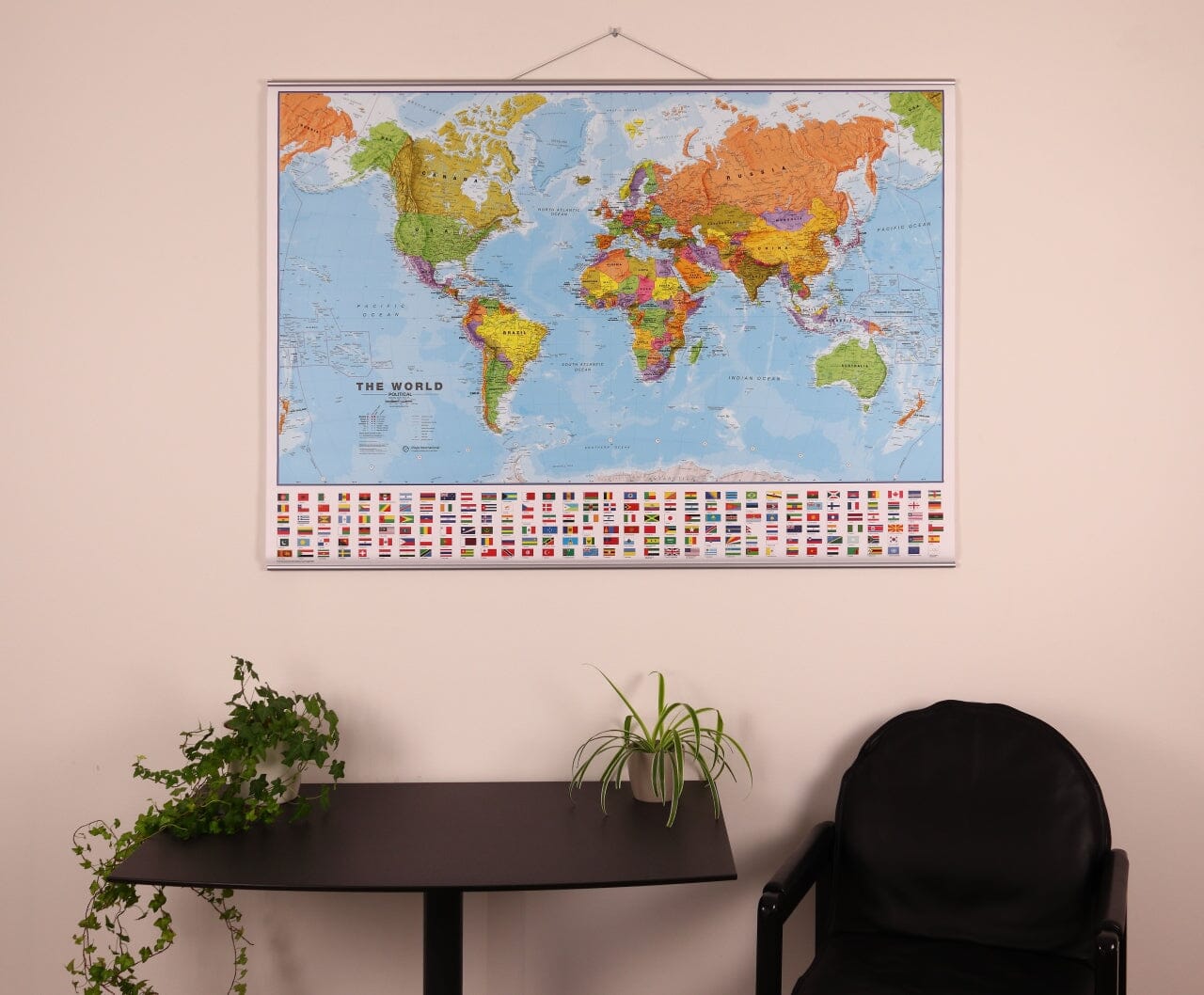 Carte murale plastifiée (en anglais) - Monde politique, avec lattes métalliques de maintien - 1/30M (136 x 100 cm) | Maps International carte murale roulée (en tube) Maps International 