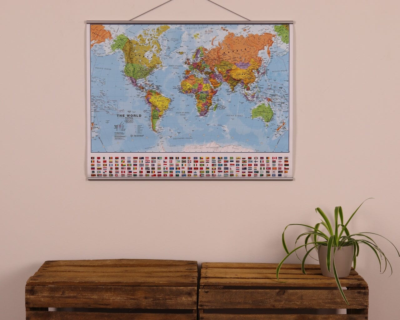 Carte murale plastifiée (en anglais) - Monde politique, avec lattes métalliques de maintien - 1/60M (69 x 53 cm) | Maps International carte murale roulée (en tube) Maps International 