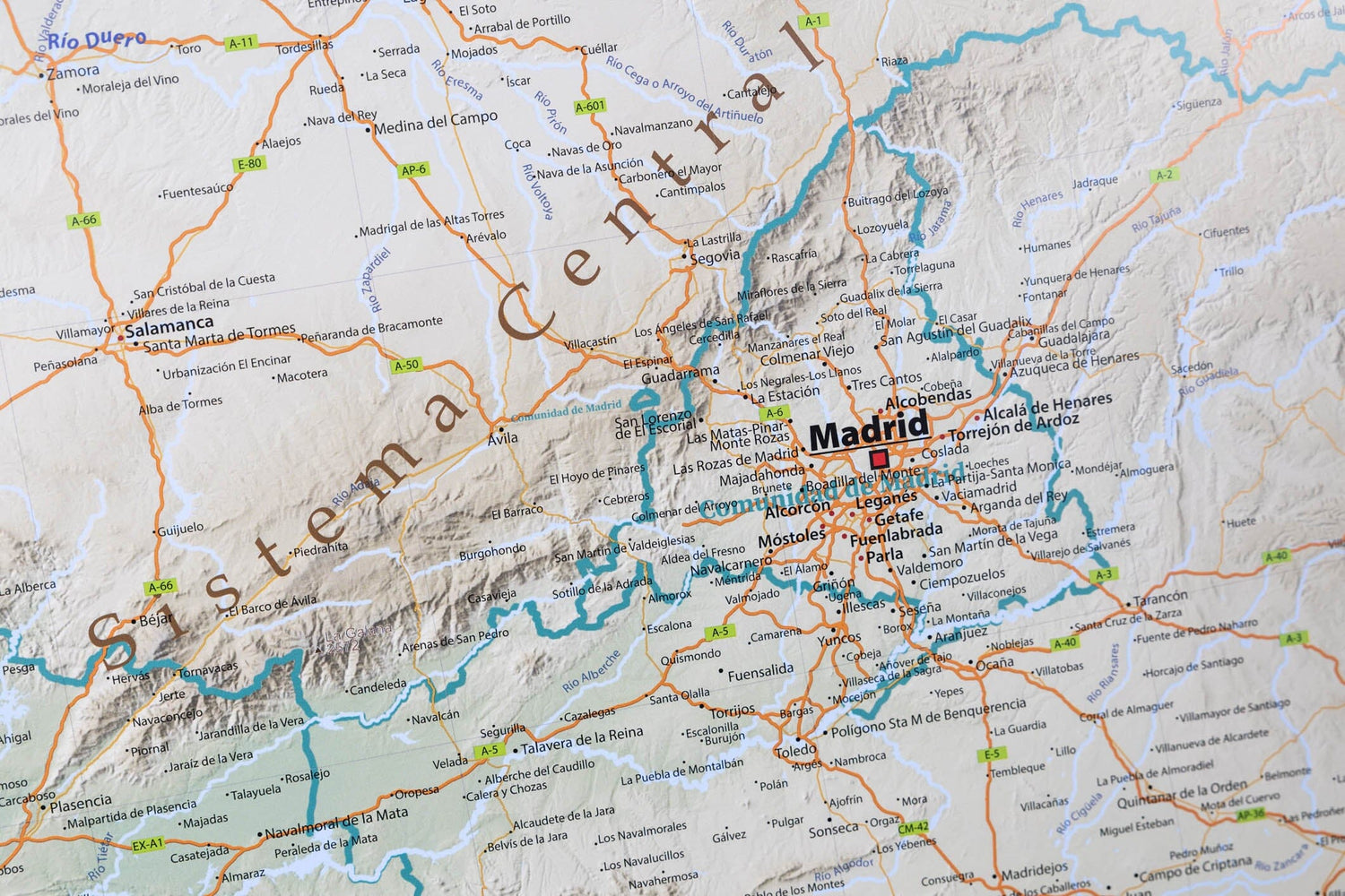 Carte murale plastifiée (en espagnol) - Espagne physique (118,8 x 84 cm) | GeoMetro carte murale roulée (en tube) GeoMetro