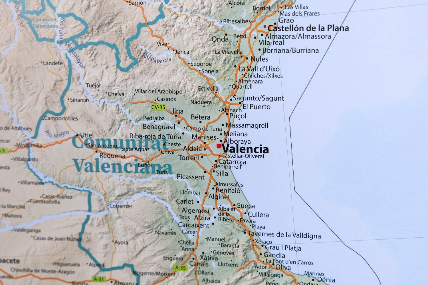 Carte murale plastifiée (en espagnol) - Espagne physique (118,8 x 84 cm) | GeoMetro carte murale roulée (en tube) GeoMetro