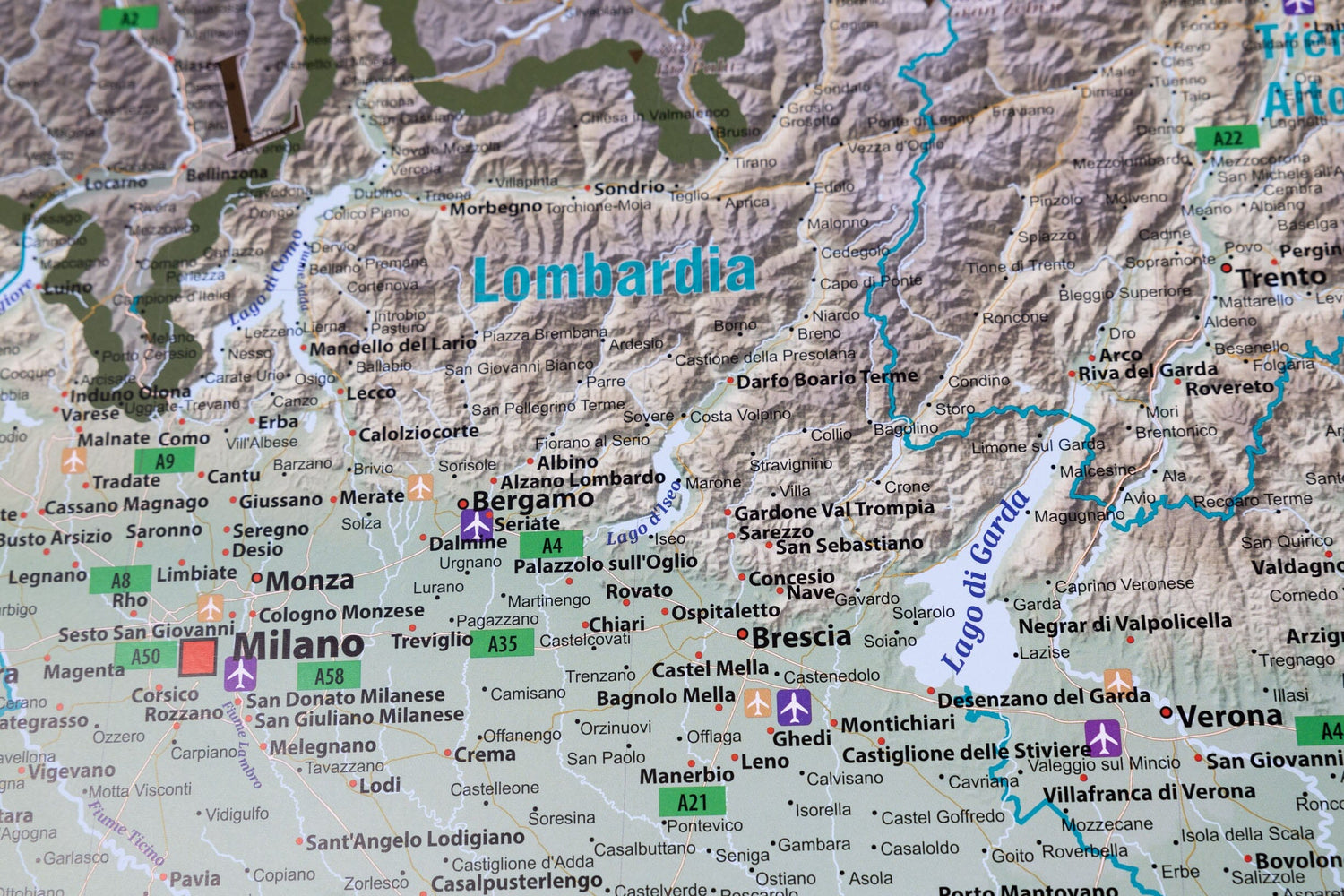 Carte murale plastifiée (en italien) - Italie physique (100 x 140 cm) | GeoMetro carte murale roulée (en tube) GeoMetro