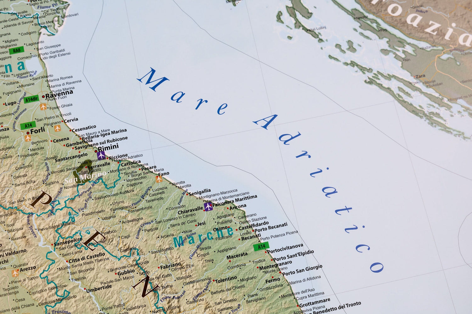 Carte murale plastifiée (en italien) - Italie physique (100 x 140 cm) | GeoMetro carte murale roulée (en tube) GeoMetro