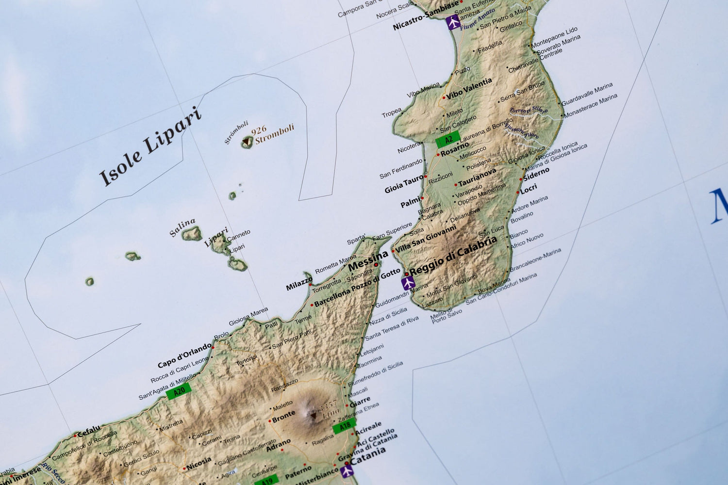 Carte murale plastifiée (en italien) - Italie physique (100 x 140 cm) | GeoMetro carte murale roulée (en tube) GeoMetro