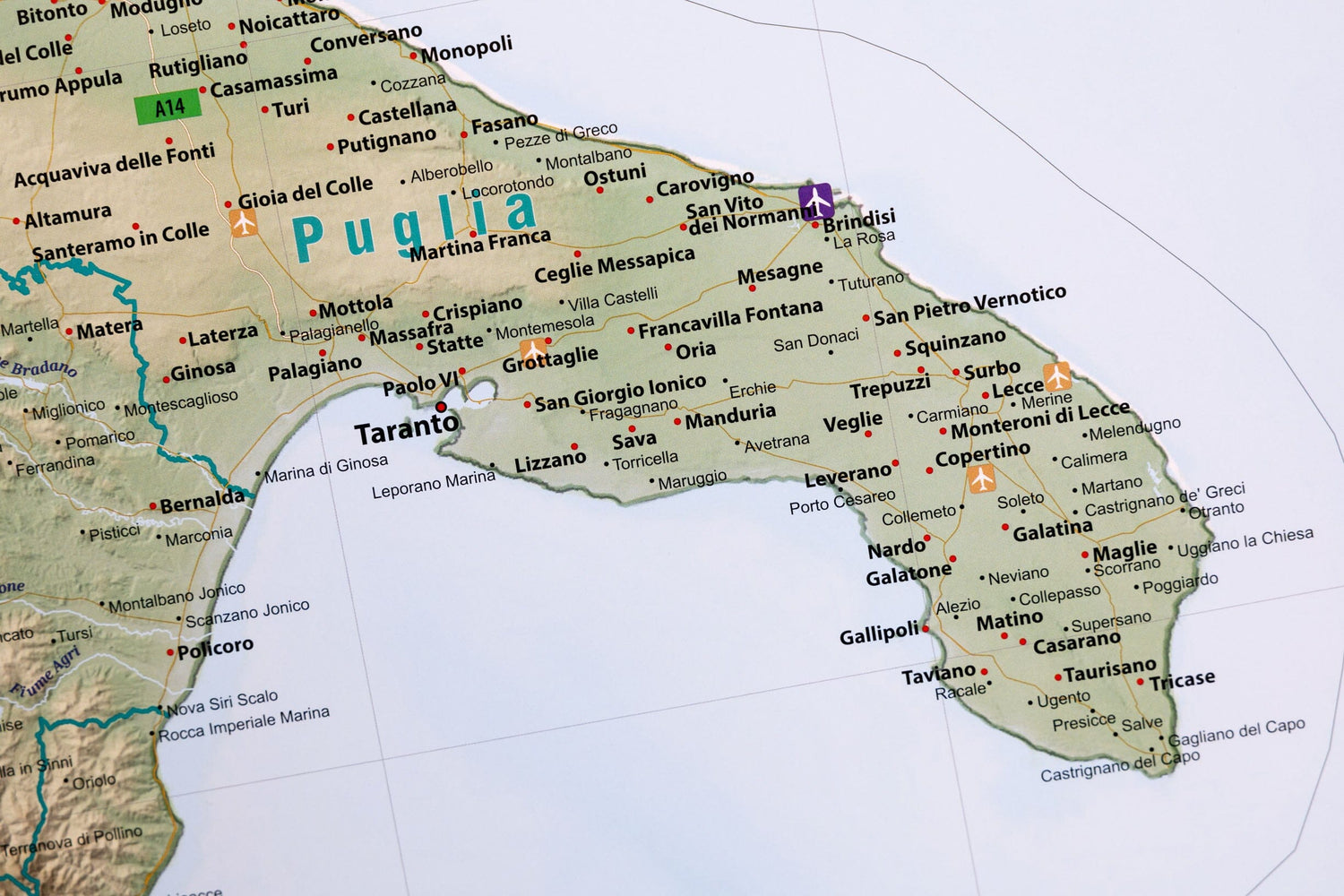 Carte murale plastifiée (en italien) - Italie physique (100 x 140 cm) | GeoMetro carte murale roulée (en tube) GeoMetro