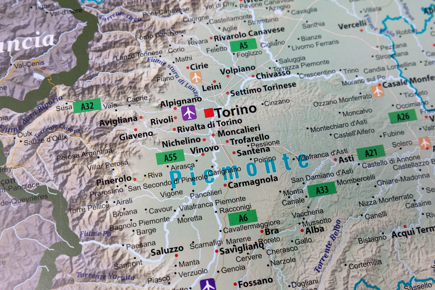 Carte murale plastifiée (en italien) - Italie physique (100 x 140 cm) | GeoMetro carte murale roulée (en tube) GeoMetro