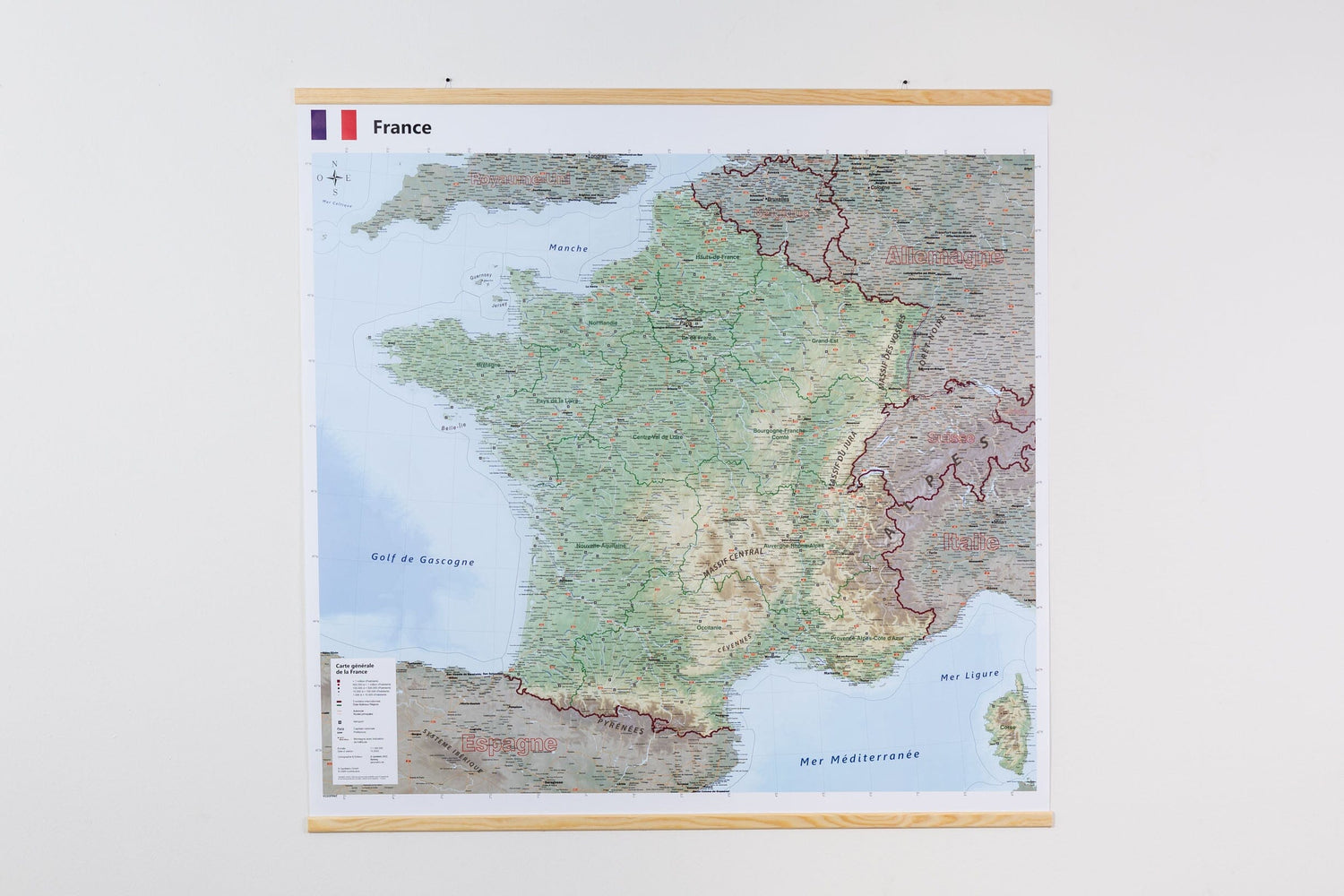 Carte murale plastifiée - France physique (100 x 100 cm), avec baguettes de maintien en bois | GeoMetro carte murale roulée (en tube) GeoMetro