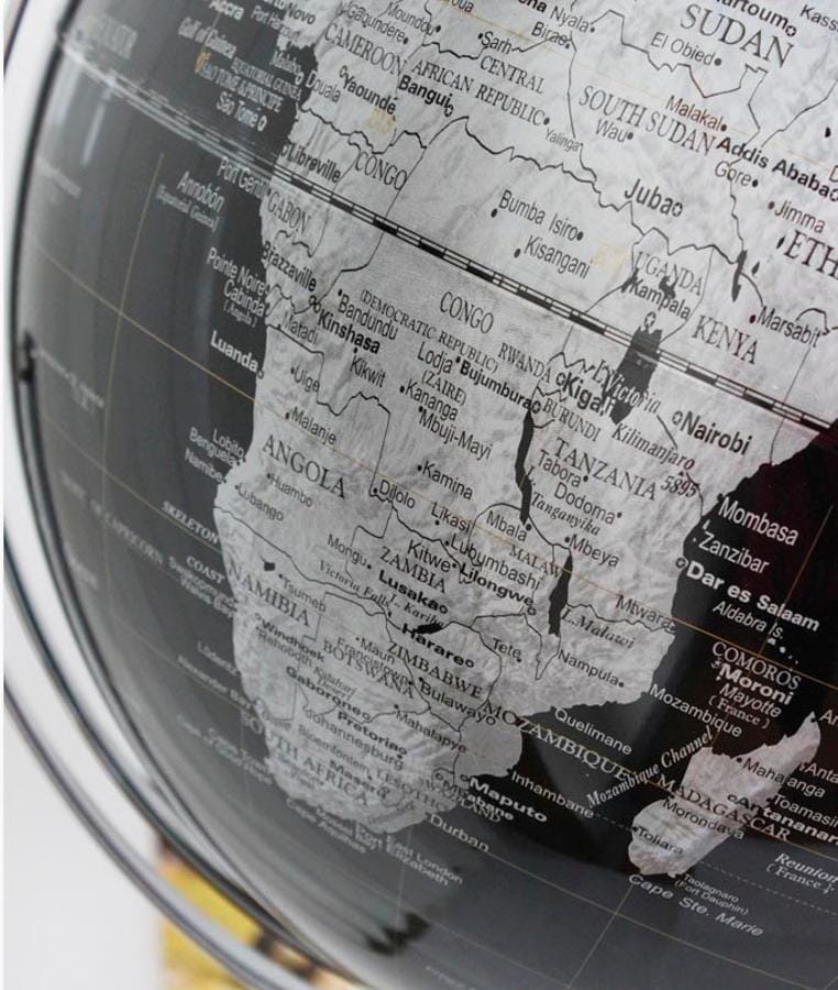 Globe de diamètre 43 cm, couleur noir et argent (en anglais) globe Cartotheque Egg 